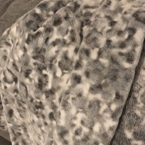 WOMENS NON BRANDED MEDIUM GREY WHITE FURRY SWEATER